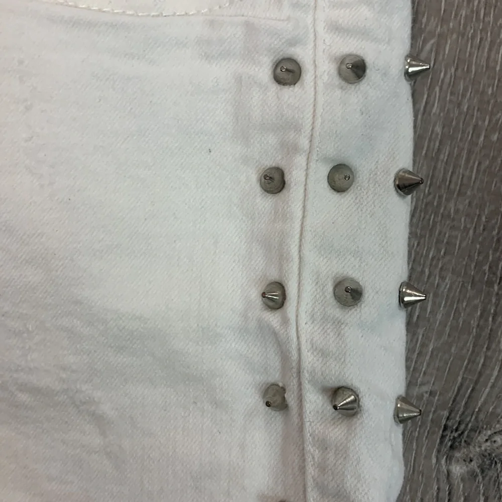 Romeo & Juliet Couture White Studded Distressed Shorts 29